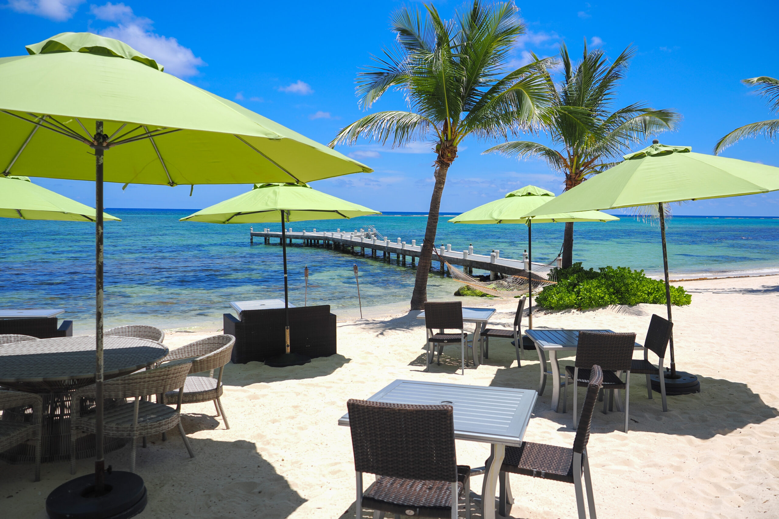 20220827-WyndhamBeach Bar